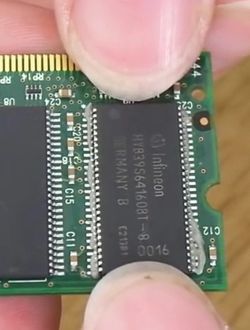 smd soldering،گذاشتن قطعه الکترونیکی مثل مدارمجتمع در محل مخصوص روی برد اصلی که قبلا خمیر قلع مالیده شده است